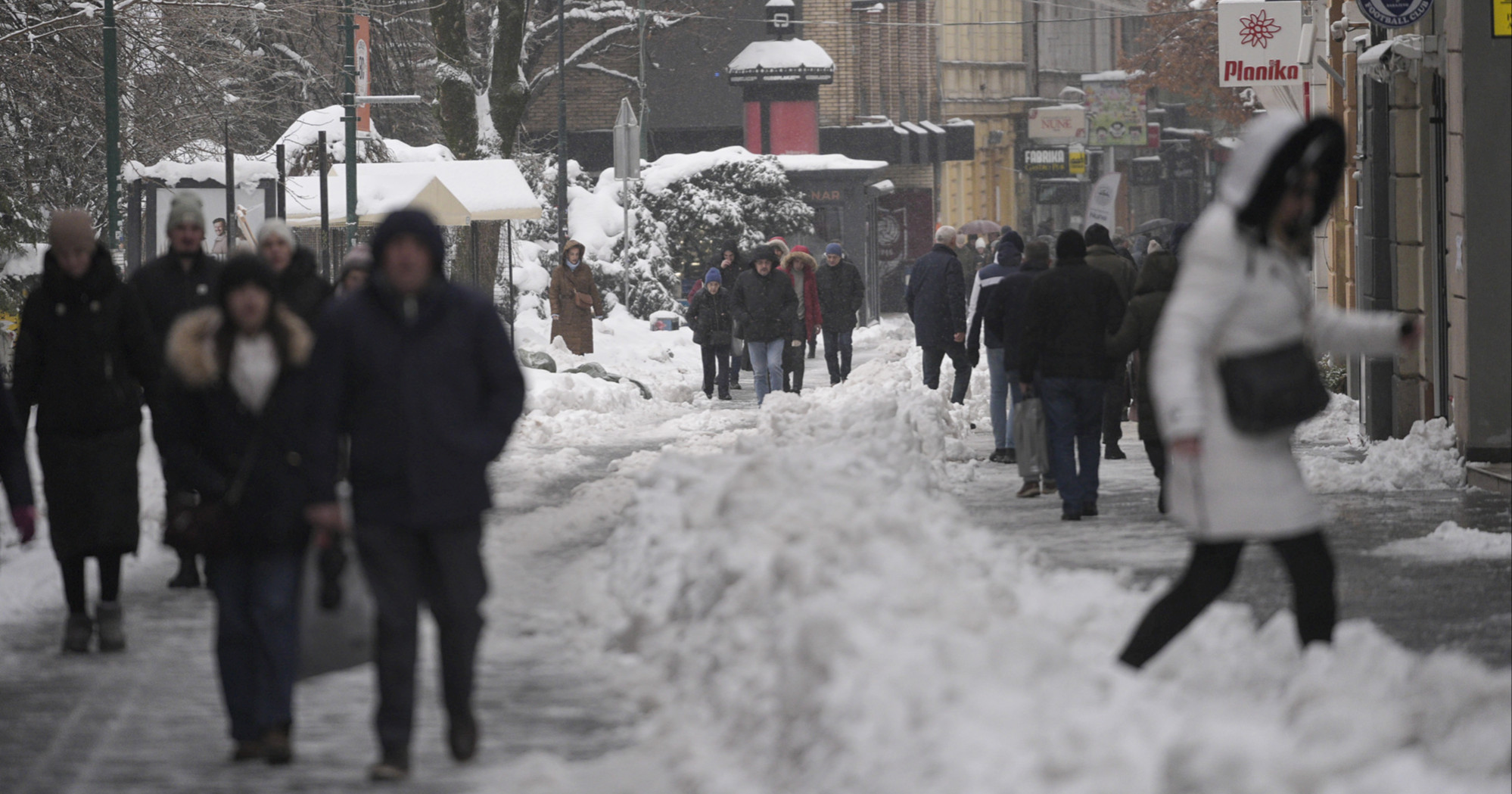 FOTO Veliki problemi u Sarajevu zbog snijega i ledene kiše
