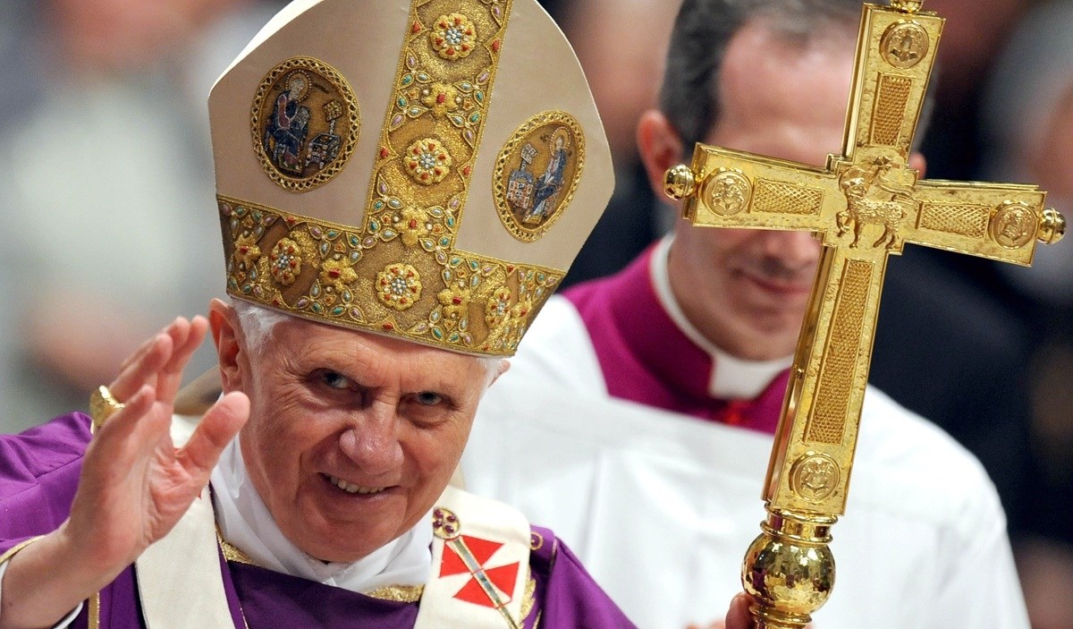 Prisilili su ga da bude u Hitlerjugendu. Bio je prvi papa u penziji nakon 6 stoljeća