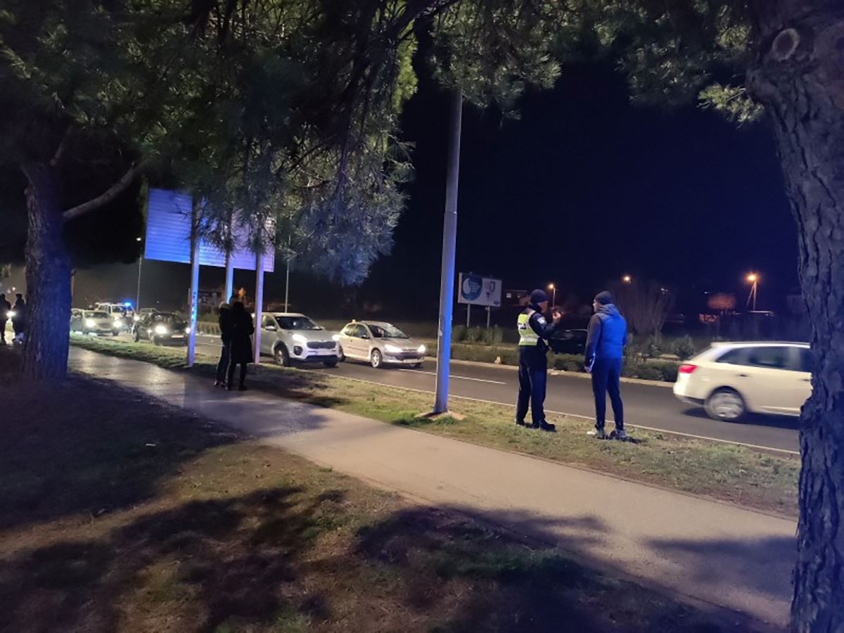 Maloljetnik u Puli istrčao na cestu po loptu, udario ga auto