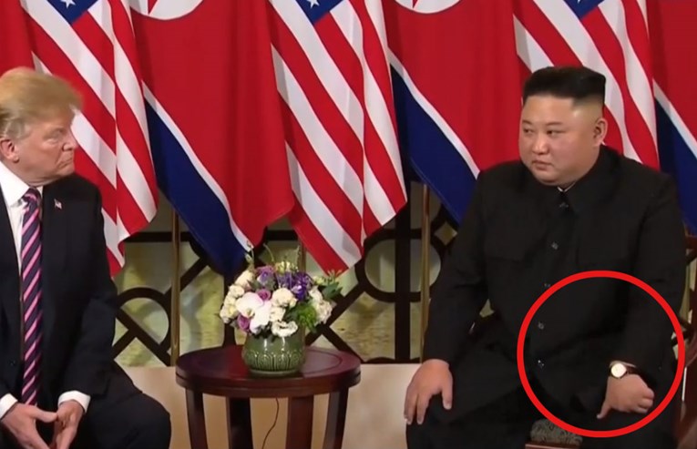 Kim je na sastanku s Trumpom držao ruku u jako čudnom položaju