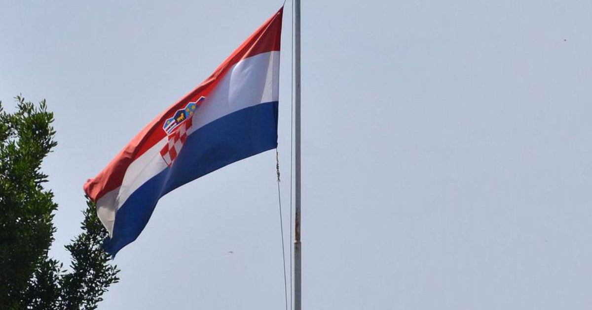 Žena u Puli gađala hrvatsku zastavu kamenjem. Policija je uhitila