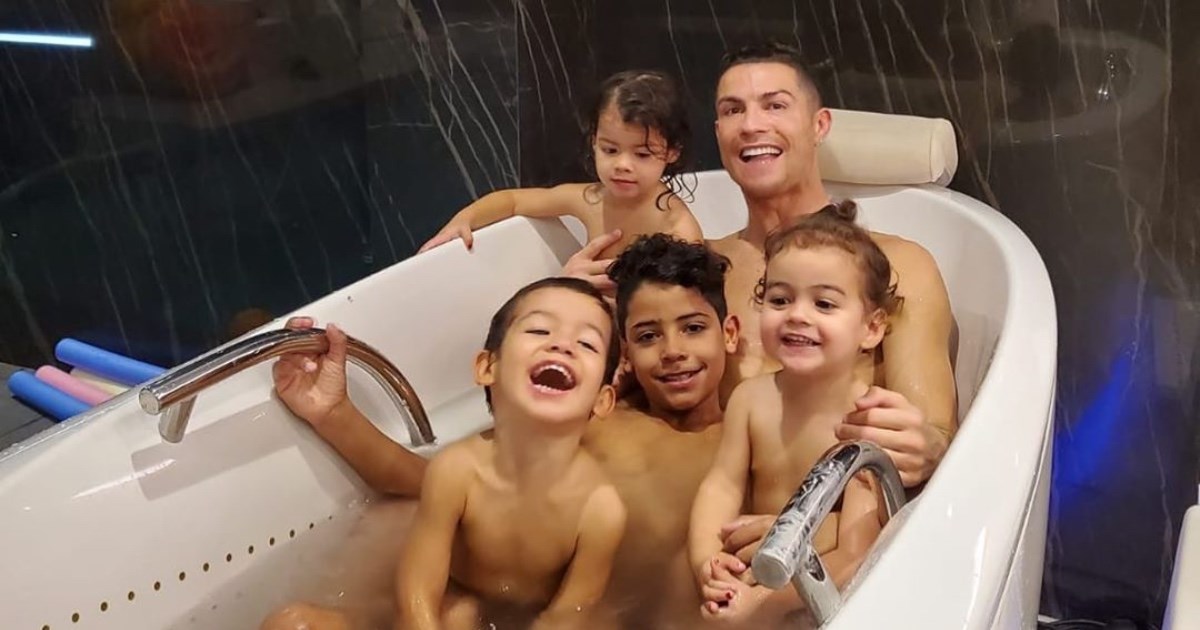 Ronaldo pozirao gol s djecom u kadi i oduševio fanove: Predivna obitelj