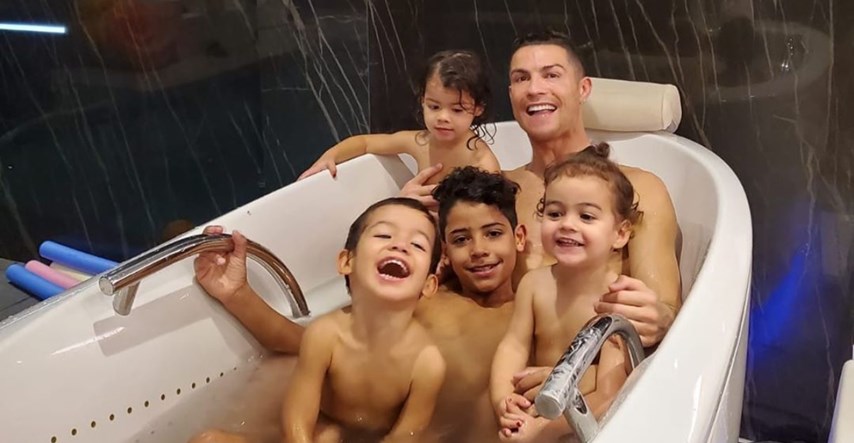 Ronaldo pozirao gol s djecom u kadi i oduševio fanove: Predivna obitelj
