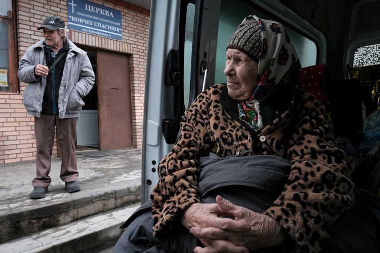 Donbas će biti ustupljen Rusiji? Stanovnici u strahu napuštaju domove