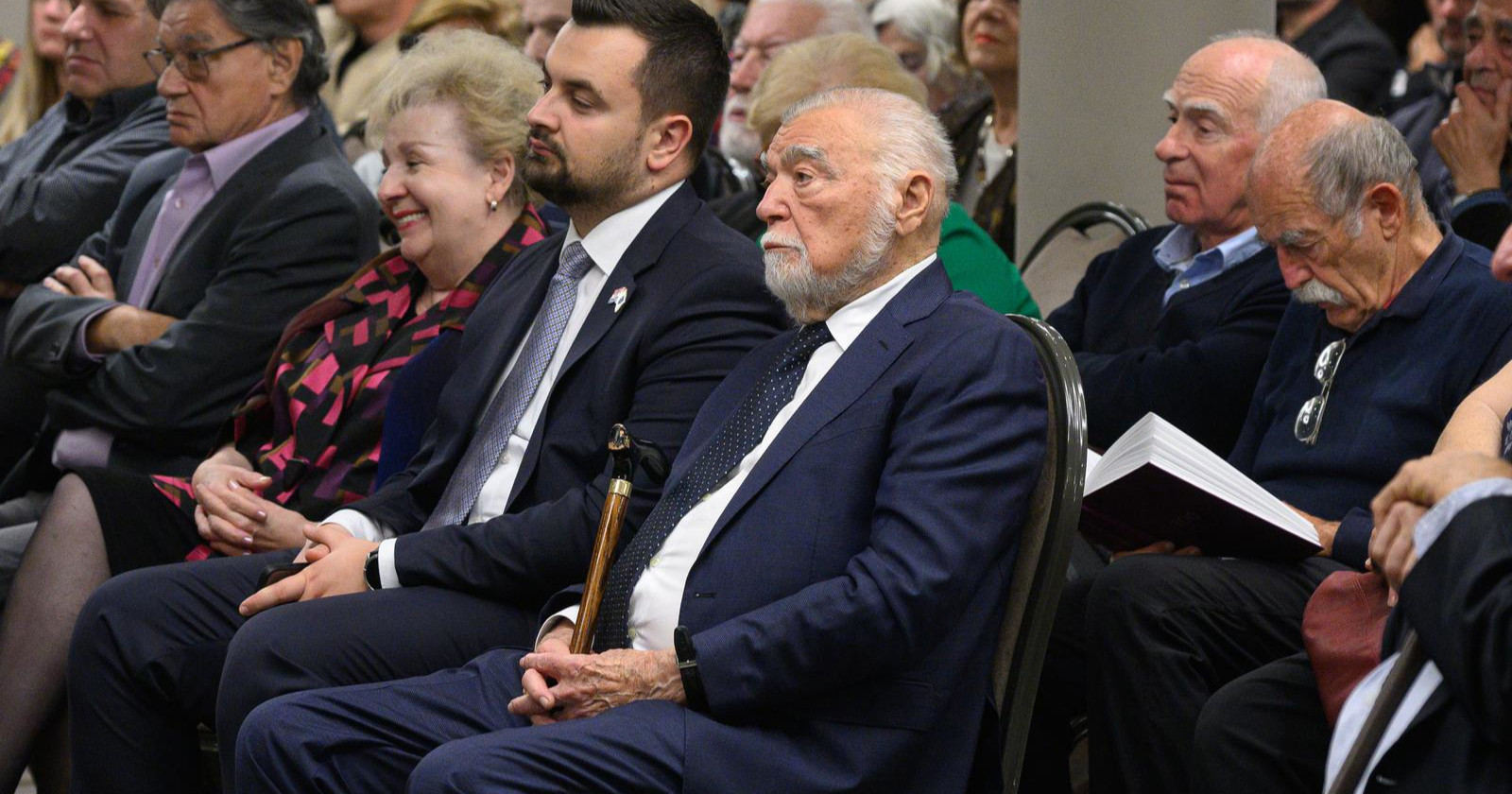 Stjepan Mesić (91) pojavio se u javnosti, pri hodanju si je pomagao štapom