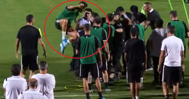 VIDEO Navijač uletio na trening Juventusa, Ronaldo skočio na policajca