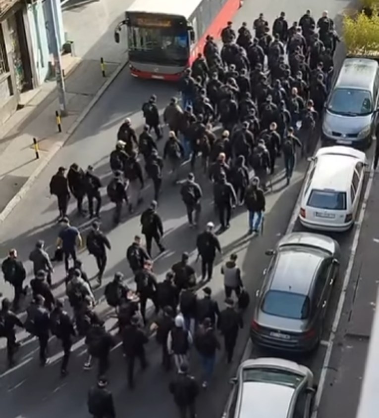 VIDEO Velika grupa maskiranih muškaraca u crnom maršira Beogradom