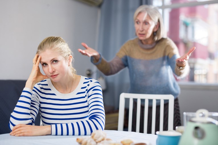 Psiholog otkriva četiri znaka da su vaši svekrva i svekar narcisoidni