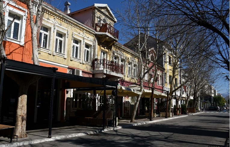 Crnogorska vlada epidemiolozima: Preispitajte odluku o zatvaranju kafića