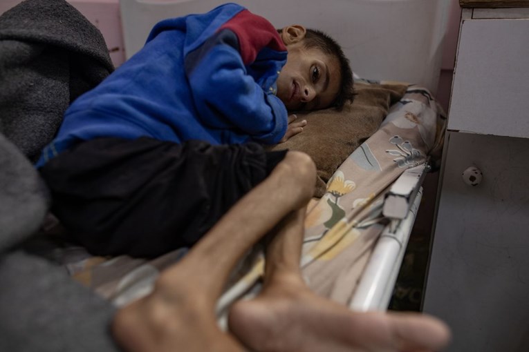 Najmanje 22 Palestinca ubijena dok su čekali hranu. "Pucali su dronovi i tenkovi"