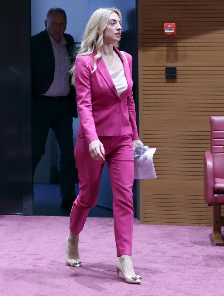 SDP-ovka o kojoj je kružio lažni video privukla pažnju ružičastim odijelom u saboru