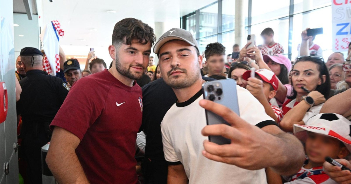 FOTO I VIDEO Hrvatski nogometaši sletjeli u Zagreb i stigli među navijače