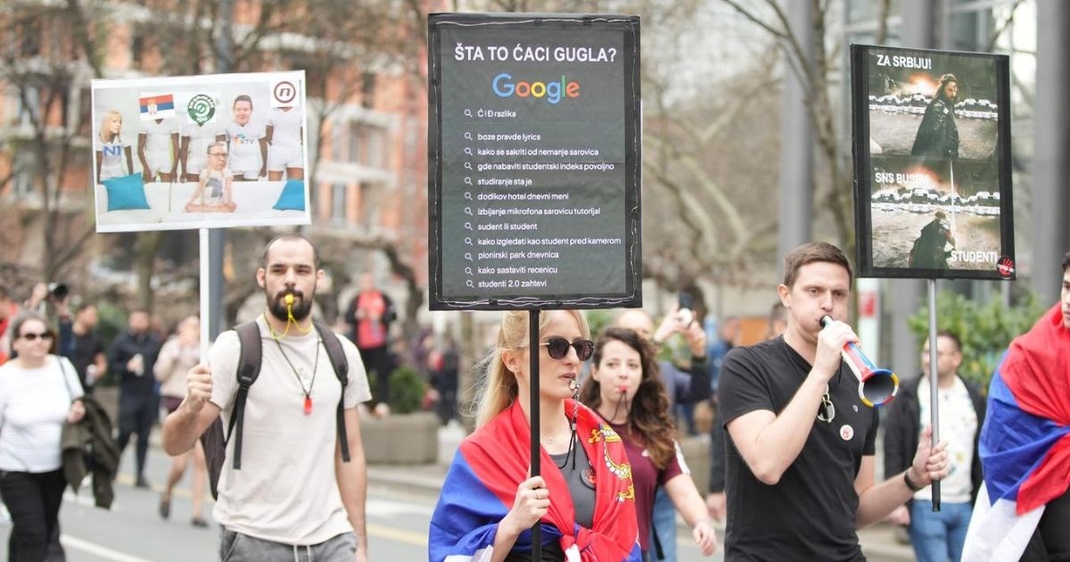 "Šta to ćaci gugla?": Natpis studentice na prosvjedu u Beogradu je hit