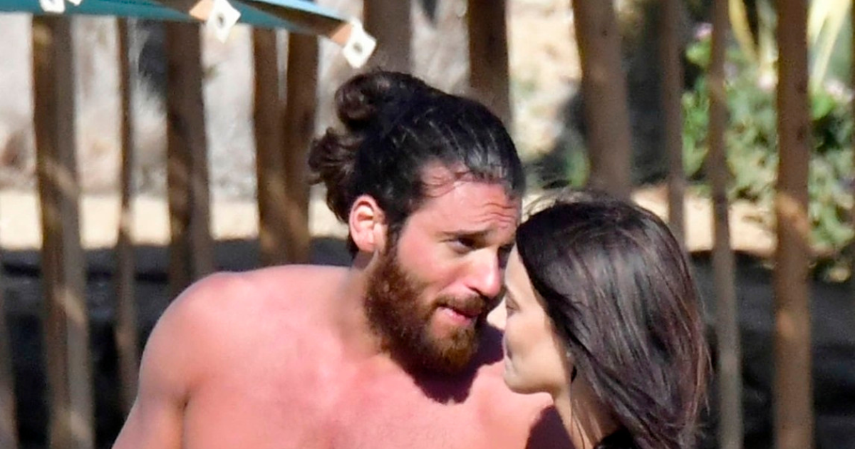 Poznati turski glumac snimljen na plaži u društvu brinete, pokazao isklesano tijelo