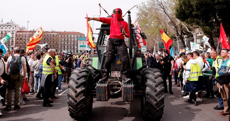 Tisuće poljoprivrednika prosvjeduju u Madridu, traktorima blokirali ceste
