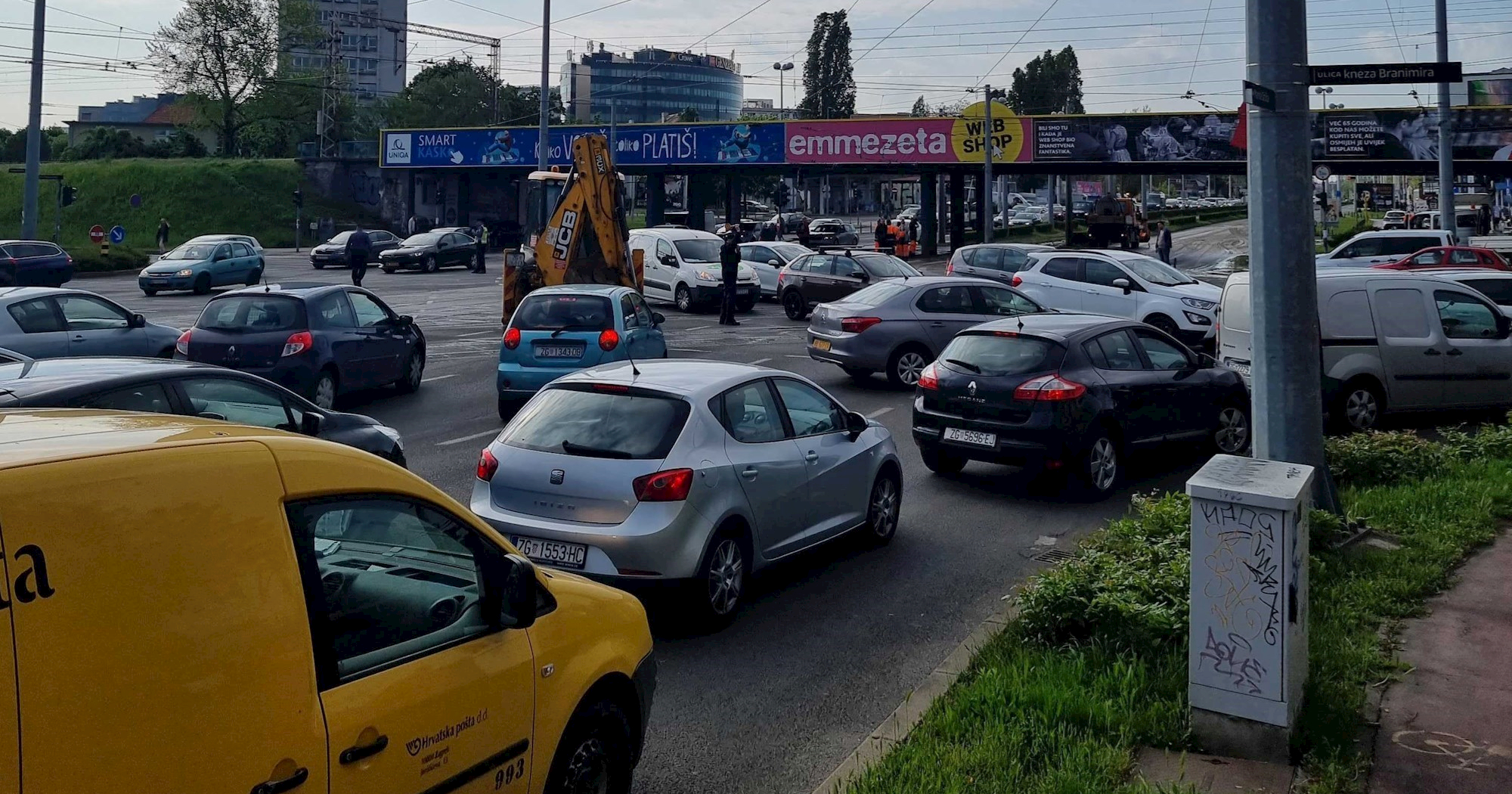 FOTO Prometni kaos kod Držićeve i Branimirove, pukla je vodovodna cijev, poplava je