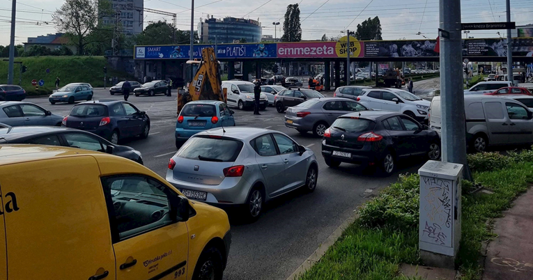 FOTO Prometni kaos kod Držićeve i Branimirove, pukla je vodovodna cijev, poplava je