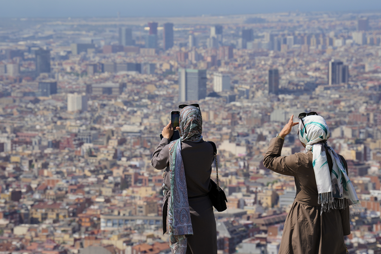 Barcelona počela dijeliti narukvice za praćenje temperature radnika na otvorenom