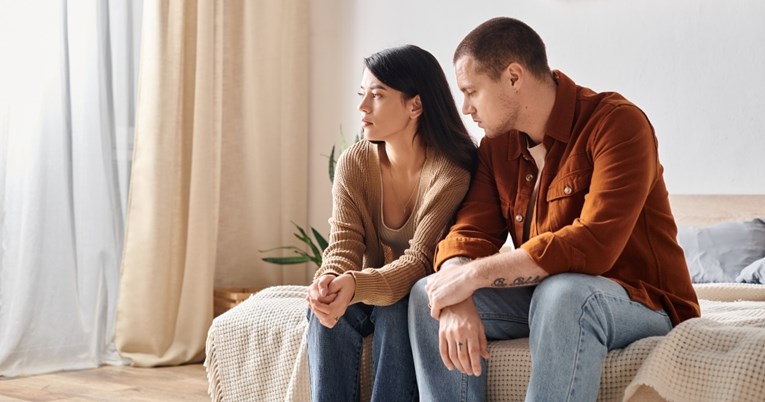 Dva znaka da vi u vezi rastete, ali vaš partner ne, prema psihologu
