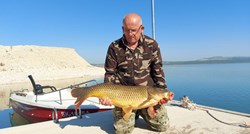 Ribič na Vranskom jezeru ulovio rekordno velikog šarana teškog čak 16 kilograma