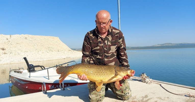 Ribič na Vranskom jezeru ulovio rekordno velikog šarana teškog čak 16 kilograma