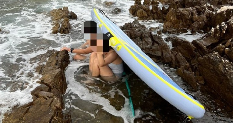 Maloljetnike na dasci za veslanje valovi izbacili na obalu Brača, spasio ih HGSS