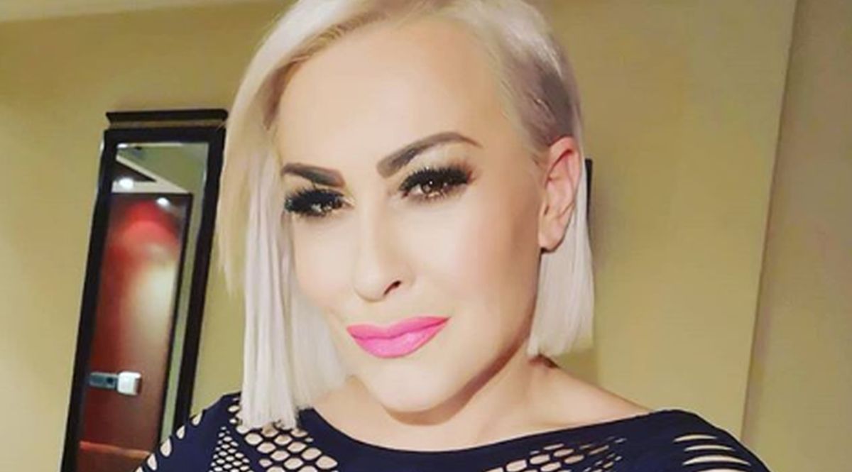 Indira izbacila dekolte prije koncerta pa pokazala kako je izmorila muža