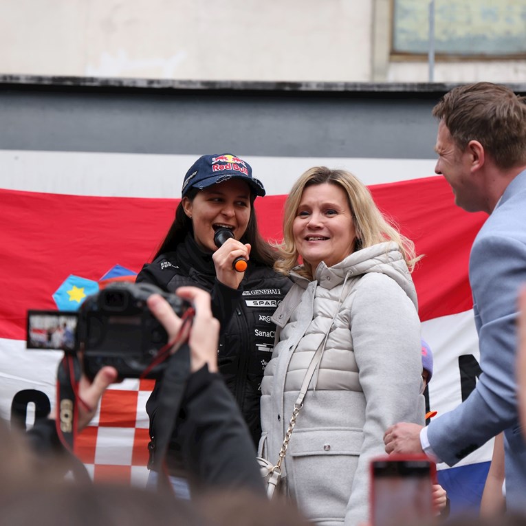 Na dočeku Zrinke Ljutić bila njena profesorica, došla ju je pozdraviti na pozornicu