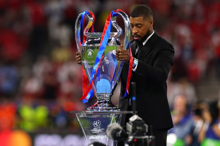 Bio je kapetan PSG-a i svjetski prvak. Sad u 31. godini igra u drugoj katarskoj ligi