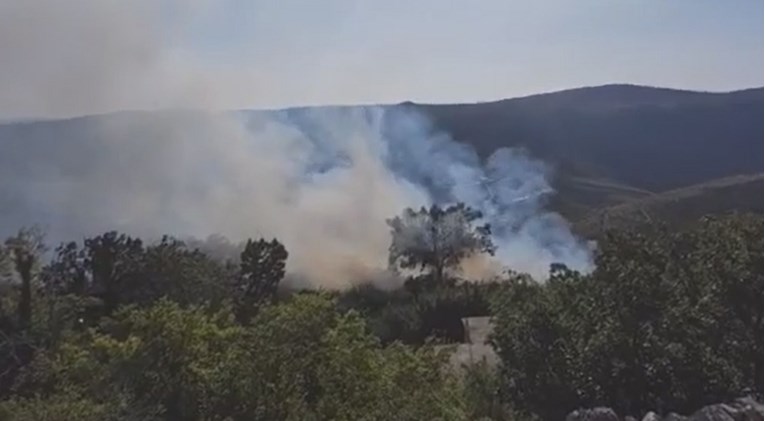 Požar na obroncima brda kod Splita. Gase ga kanaderi i vatrogasci, jedan je ozlijeđen