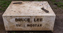 Pronađen kip Brucea Leeja koji je bio nestao u Mostaru: "U kritičnom je stanju"