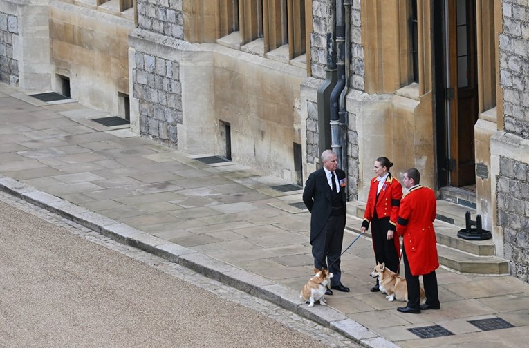 Kraljičin lijes ispred Windsora dočekali njezini korgiji