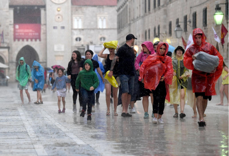 Vreće na glavi, suncobrani u rukama: Turisti se snalaze na poplavljenom Stradunu