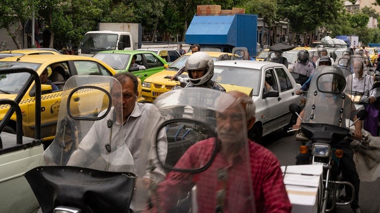 Vozači mopeda u Teheranu prekrivaju tablice. Policija: Zbog toga možete u zatvor