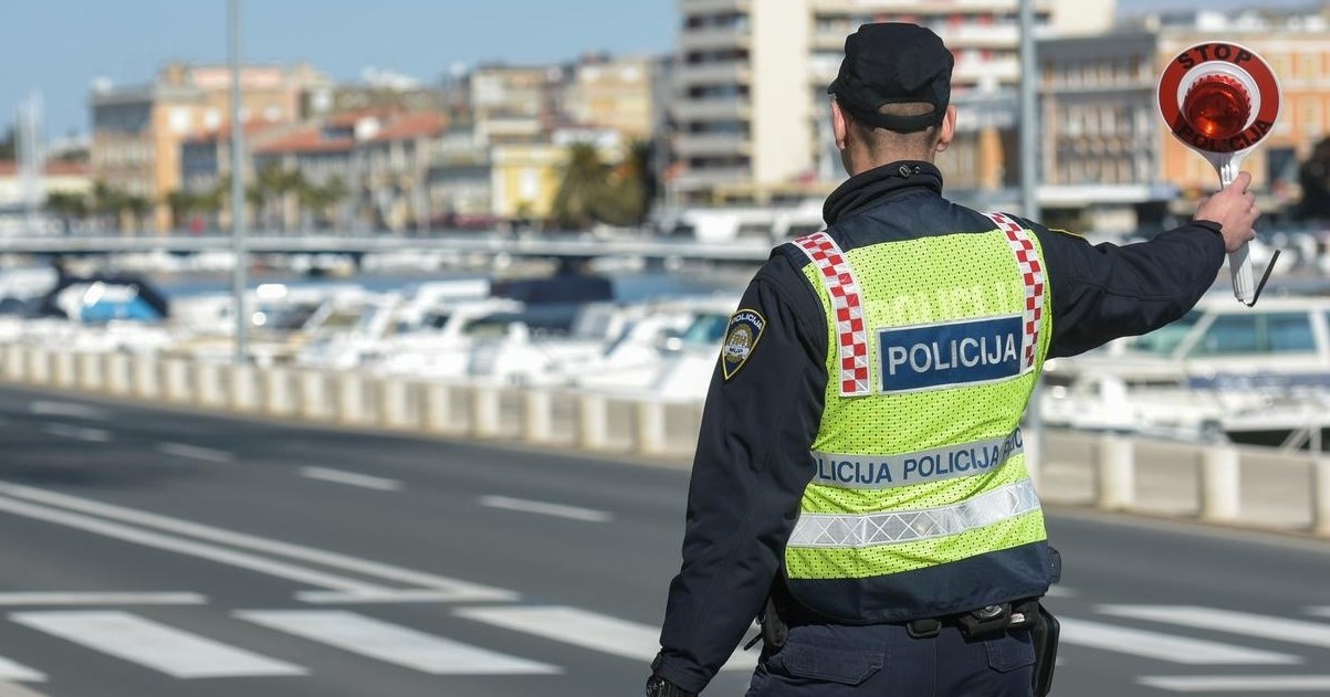 Mladići uhićeni kod Zadra. Vozač imao krivotvorene tablice, suvozaču našli drogu