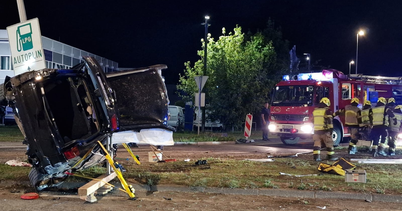 FOTO Teška nesreća u Zagrebu. Vozač visio s BMW-a, putnicu izvlačili vatrogasci