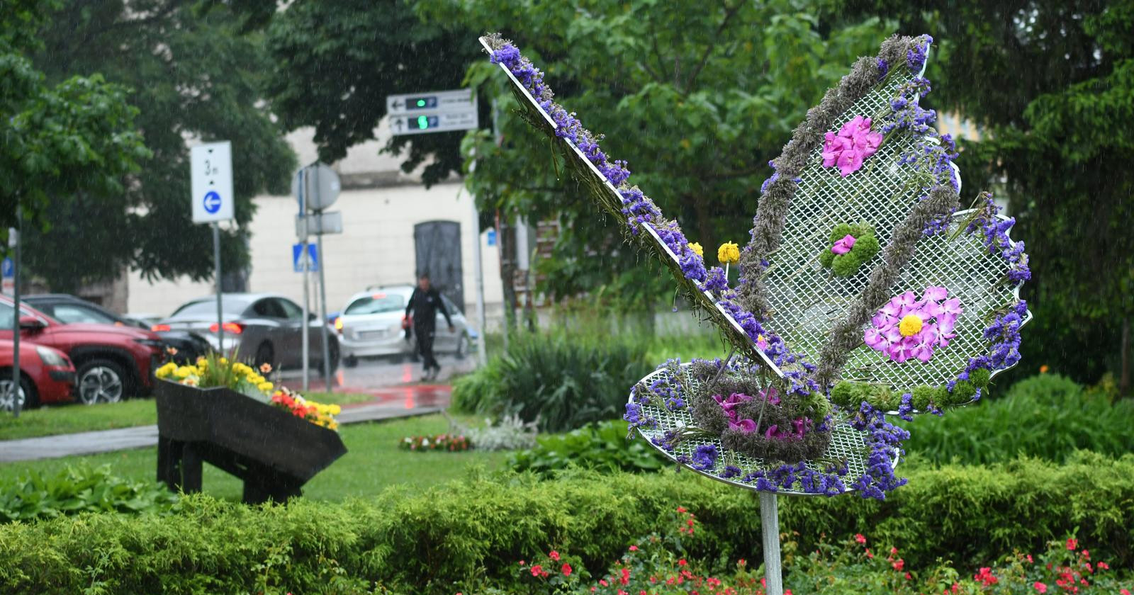 FOTO U centru Siska postavljene su cvjetne instalacije