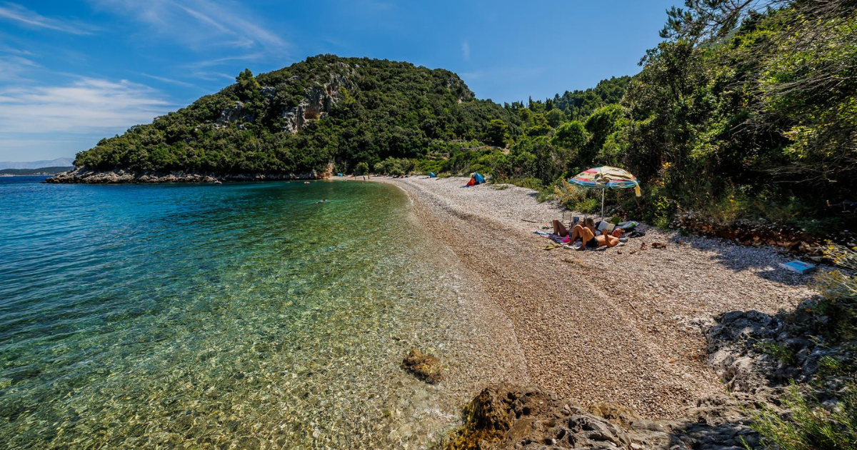 Jedna od najljepših plaža na Korčuli okružena je prirodom, ima kristalno čisto more