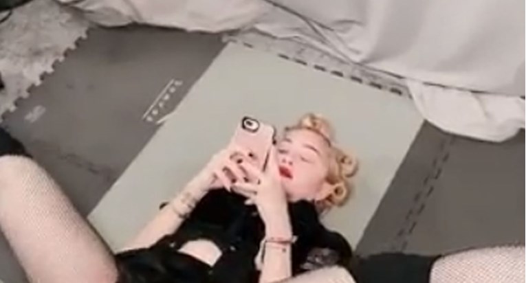Madonna u 61. godini raširila noge i pokazala koliko je rastezljiva