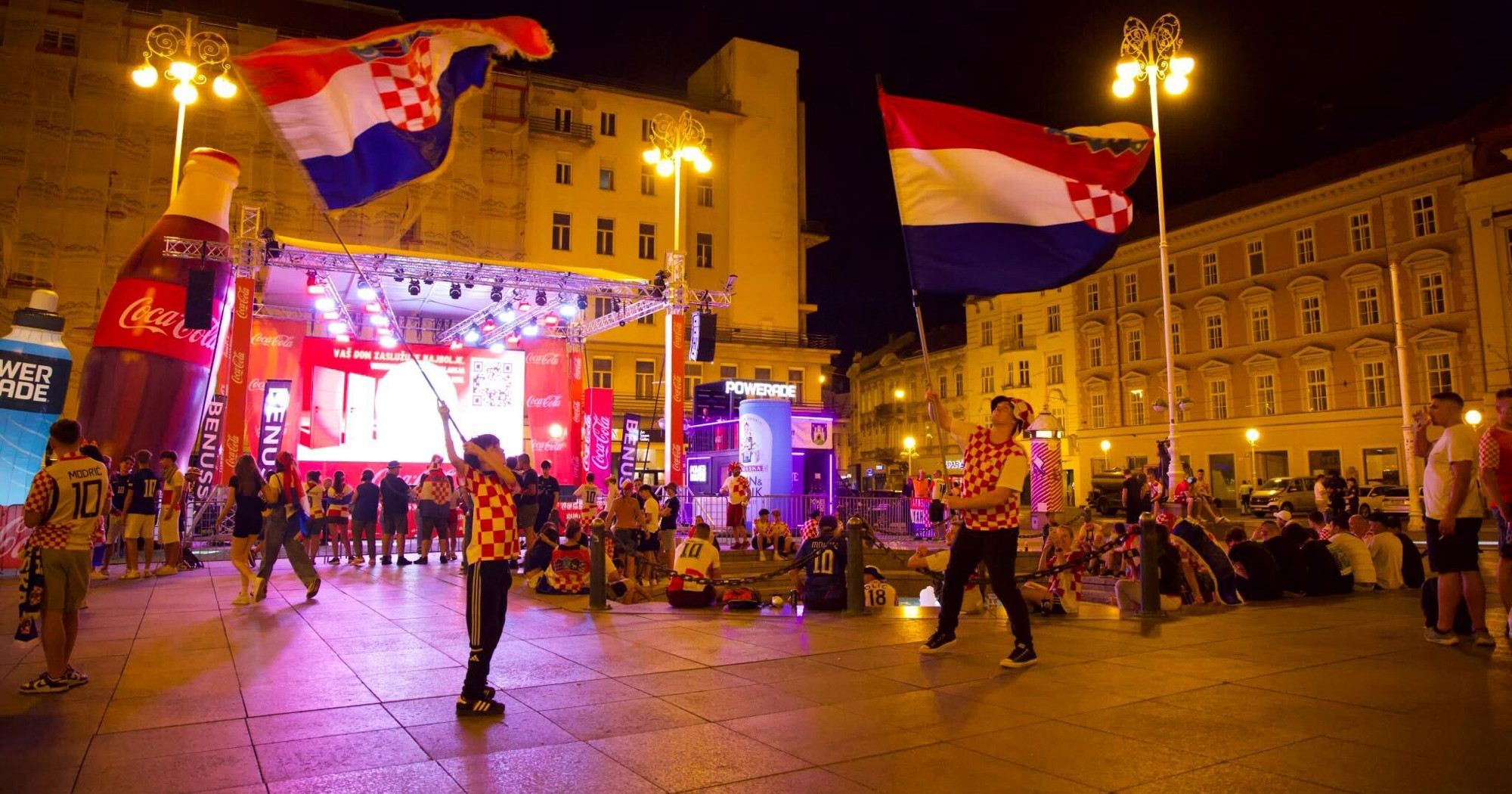 Na Trgu bana Jelačića pred utakmicu pušten isječak s koncerta Thompsona na Hipodromu