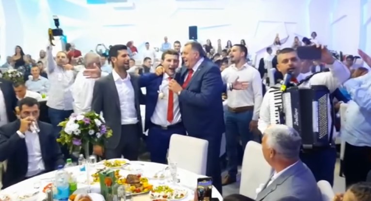 VIDEO Đoković snimljen kako na svadbi s Miloradom Dodikom pjeva hit Halida Bešlića