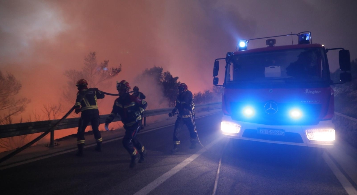 Zbog požara zatvorena državna cesta u Tučepima