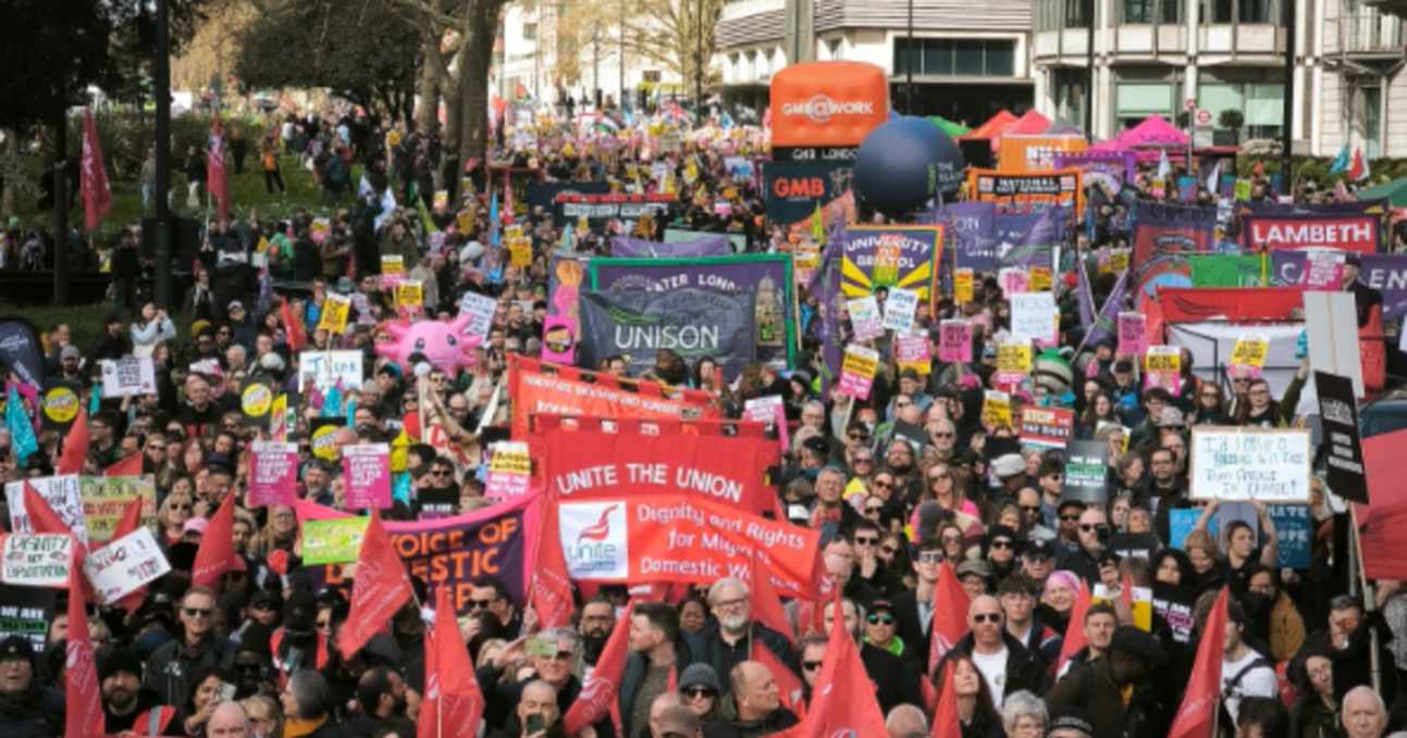 Deseci tisuća u Londonu prosvjeduju protiv krajnje desnice