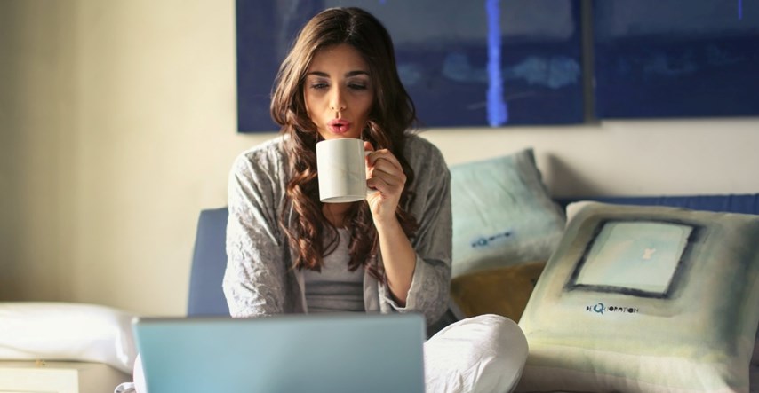 Stomatolog upozorava ljude da ne piju kavu ujutro prije pranja zubi iz važnog razloga