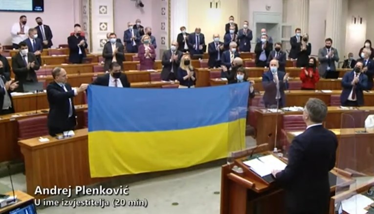 VIDEO U saboru razvili ukrajinsku zastavu, svi stajali i pljeskali Ukrajini