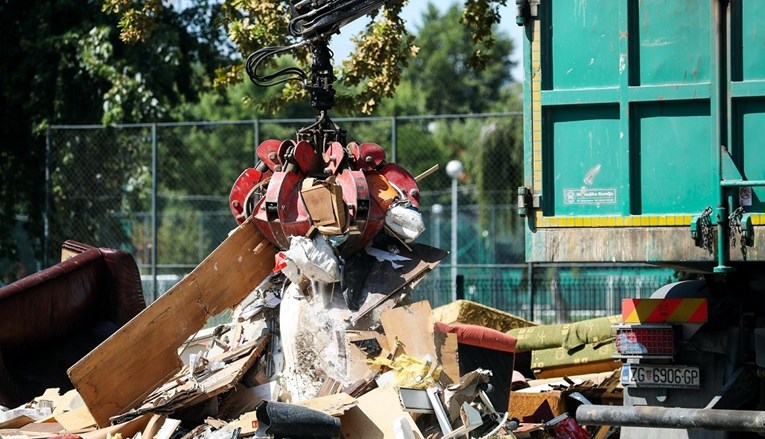 Počeo odvoz glomaznog otpada u Zagrebu, pogledajte slike iz Prečkog