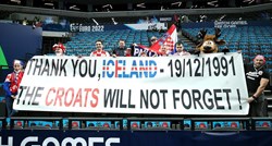Hrvatski navijači su transparentom uoči utakmice poslali posebnu zahvalu Islandu