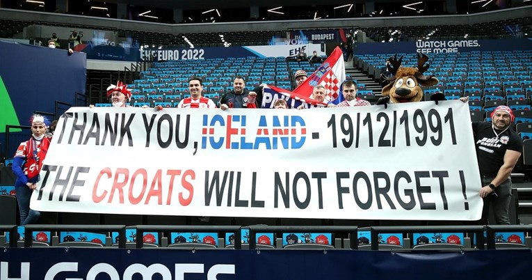 Hrvatski navijači su transparentom uoči utakmice poslali posebnu zahvalu Islandu