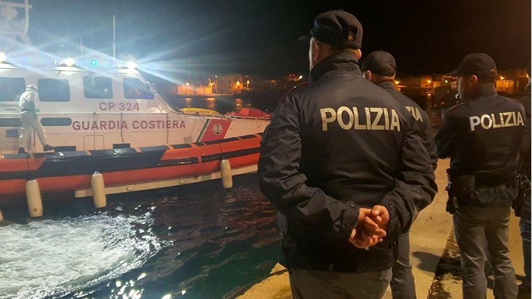 Deset migranata utopilo se kod Lampeduse, među njima tri žene i beba