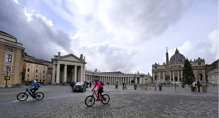 Bivši šef Vatikanske banke osuđen za krađu desetaka milijuna eura